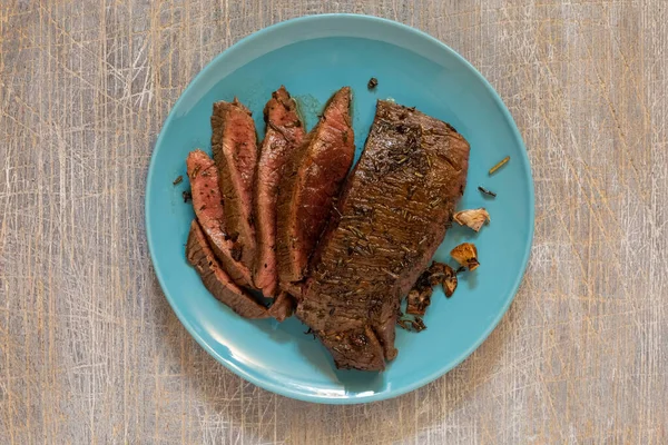 Saftige Steaks Mit Der Pfanne Gebratenem Blut Draufsicht Traditionelles Essen lizenzfreie Stockfotos