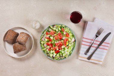 Kırsal bir mutfağın arka planında açık bir masada duran taze yeşil salata manzaralı bir kase. Yararlı ve basit yemek kavramı