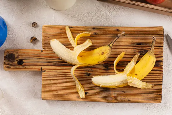 Bananas Maduras Close Uma Placa Madeira Vista Superior — Fotografia de Stock