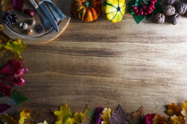 Şükran kabak meyveleri ve rustik ahşap masa üzerinde düşen yaprakları