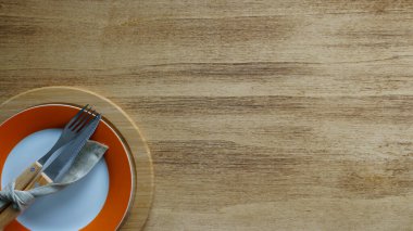 Boş çatal bıçak takımı boş masada, kopyalama alanı, tabağın kenarı - portakal rengi Şükran Günü.