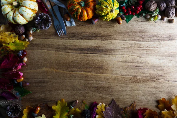Święto Dziękczynienia Dynie Owocami Spadających Liści Rustykalne Drewniany Stół — Zdjęcie stockowe