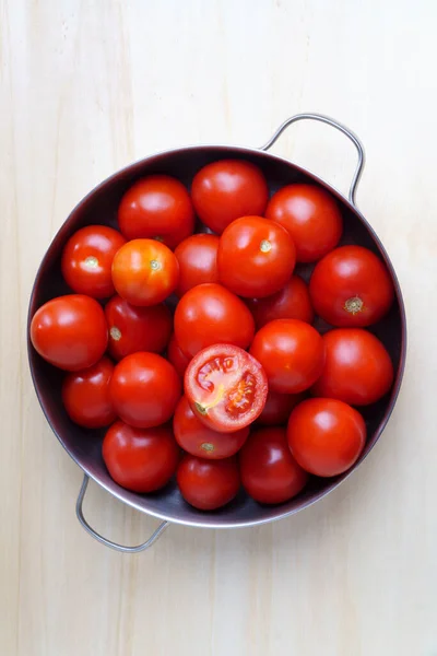 ハンドル付きの錫のボウルに熟したトマトの多く トマトの収穫 — ストック写真