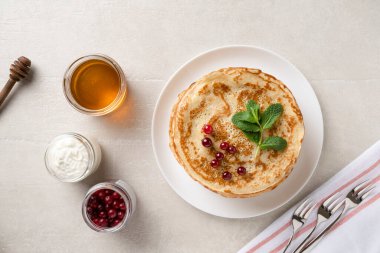 Bal ve böğürtlenli ev yapımı krep yığını.