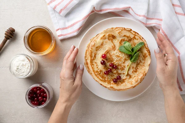 Stack Homemade Pancakes Served Honey Berries Top View — Stock Photo, Image