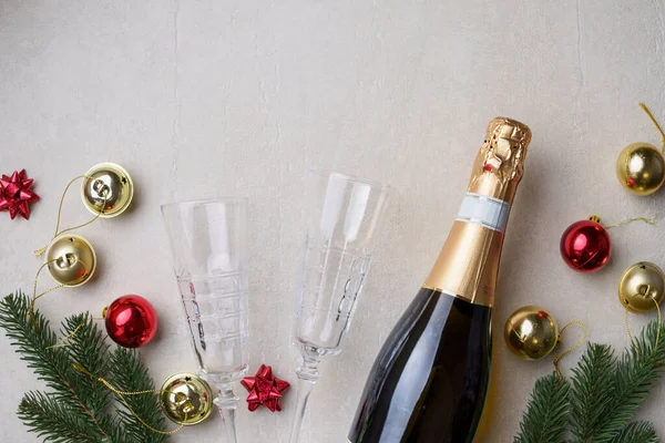 Abstrakter Weihnachtshintergrund Mit Champagner Und Weihnachtsdekoration Mit Goldenen Schneeflocken Und Stockfoto