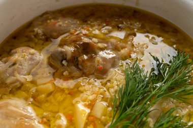 Et ve tahıllı kalın çorba, bir tencerede, yakın plan, ev yemeği.