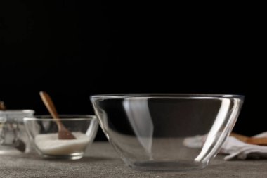 Mutfak masasında boş mutfak aletleri, yakın çekim.