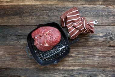 Çiğ et, dökme demir bir tavada sebzelerle ızgara yapmak için, yakın plan, dışarıda yemek, stüdyo fotoğrafı.