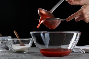 Çilek reçeli yapma süreci. Ev yemeği, stüdyo fotoğrafı.