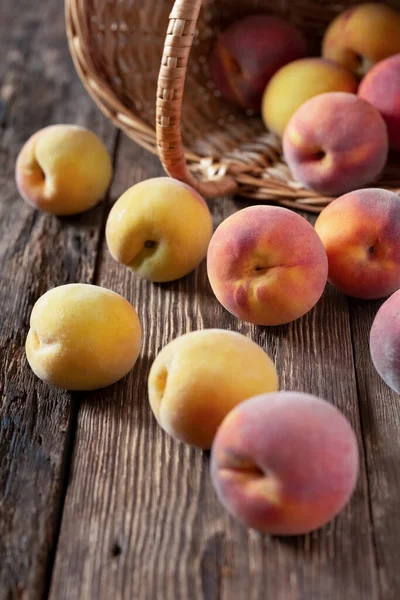 木のテーブルの上のバスケットで桃を熟す クローズアップ 素朴なスタイル — ストック写真