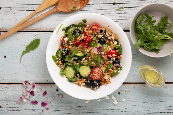 Zutaten Für Gemüsesalat Mit Quinoa Quark Und Olivenöl Der Prozess Stockbild