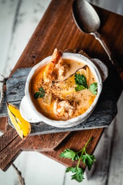 Karides, limon dilimi ve maydanozlu çorbayı kapat. 