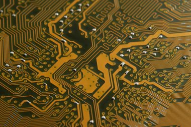 Devre levhasını kollarında