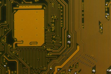 Devre levhasını kollarında