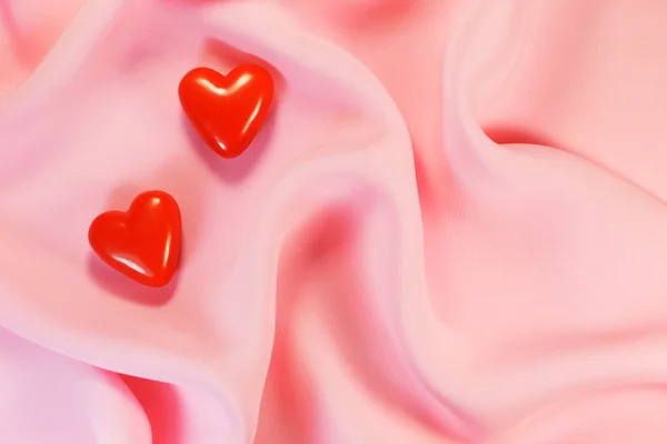 Két piros szívek, selyem — Stock Fotó
