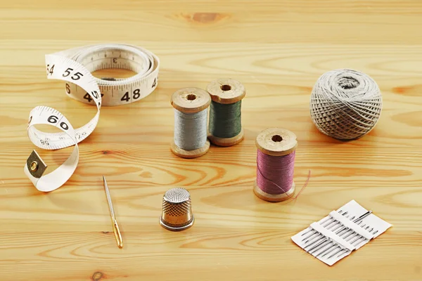 Reels of thread, tapeline, thimble and needles — Stock Photo, Image