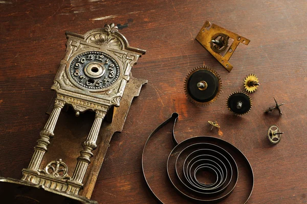 Старі зламані годинники та запчастини для годинників — стокове фото
