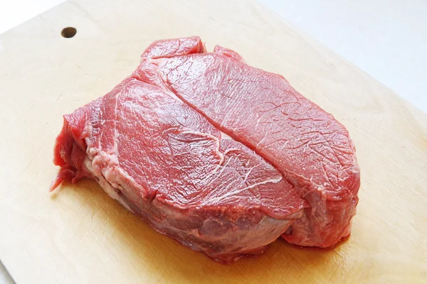 Rohes Fleisch auf einem Brett — Stockfoto