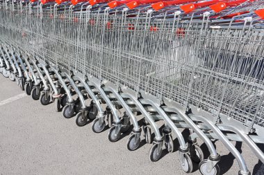 Satırlarda alışveriş arabaları