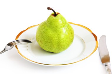 Beyaz bir plaka üzerinde yeşil armut