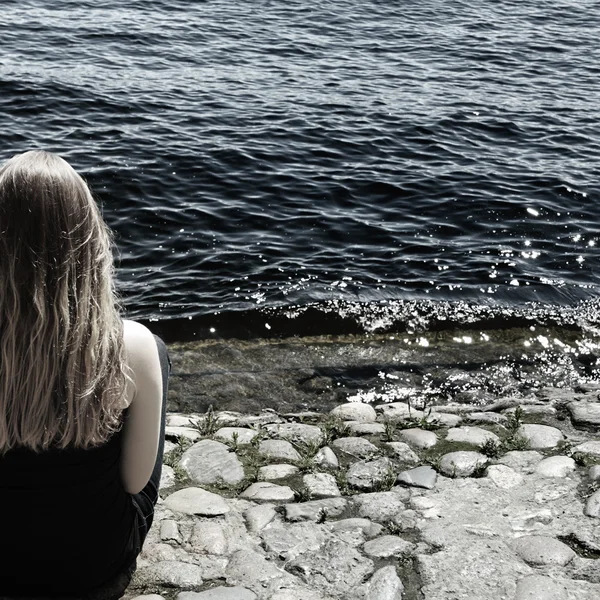 Girl at a river — Stock Photo, Image