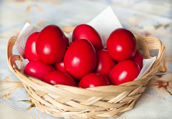 Punainen pääsiäismunat — kuvapankkivalokuva