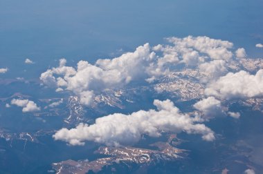uçak bulutlardan görünümünü