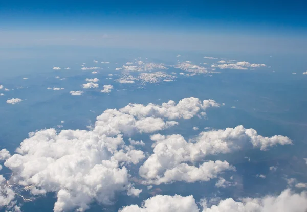 Uçak bulutlardan görünümünü — Stok fotoğraf
