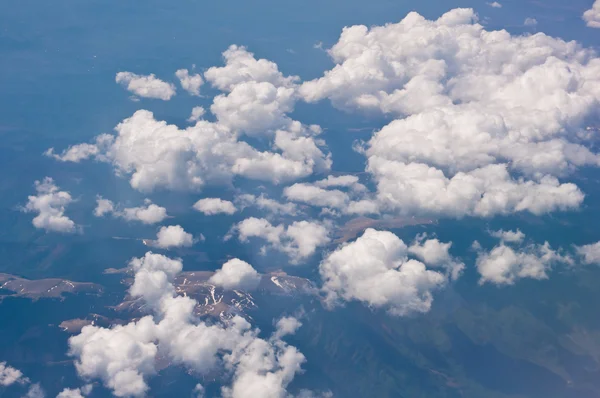 Hög höjd Visa fluffiga moln himmel och jord — Stockfoto