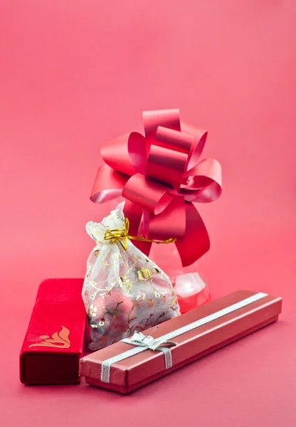 Gioielli scatole rosse e palline regalo — Foto Stock