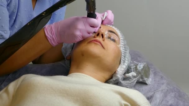 Procedimiento Cosmético Composición Permanente Flechas Los Párpados Esteticista Hace Maquillaje — Vídeos de Stock