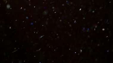 Havada toz var. Virüsler ve bakteriler siyah arka planda uzayda uçarlar. Havayı küçük parçacıklarla kirletir. Ekoloji ve sağlık. Kar taneleri düşer ve uçar.