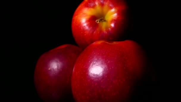 Pommes rouges mûres sur fond noir. Beaux fruits Vitamines de la nature. — Video