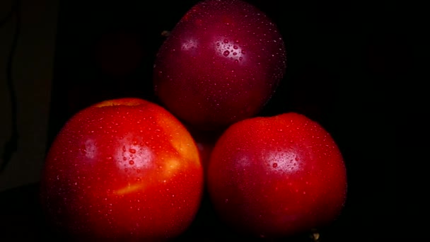 Maçãs vermelhas maduras em um fundo preto. Bela fruta Vitaminas da natureza. — Vídeo de Stock