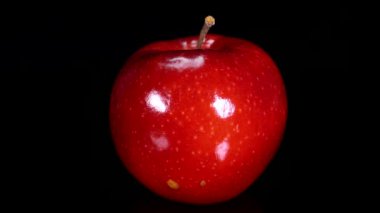 Siyah arka planda olgun kırmızı elma. Doğadan güzel meyve vitaminleri.