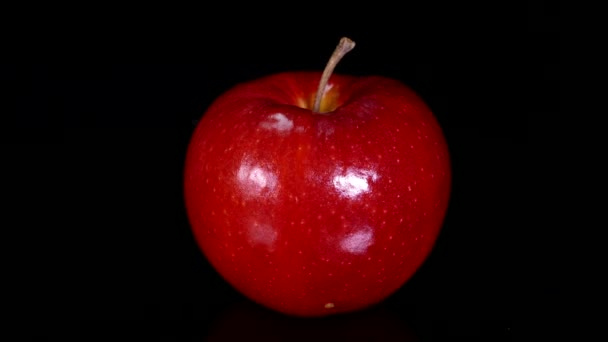 Maturare mele rosse su uno sfondo nero. Bellissimo frutto Vitamine dalla natura. — Video Stock