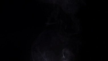 Siyah arka planda kalın duman. Gri sis. Duman ve ateş.