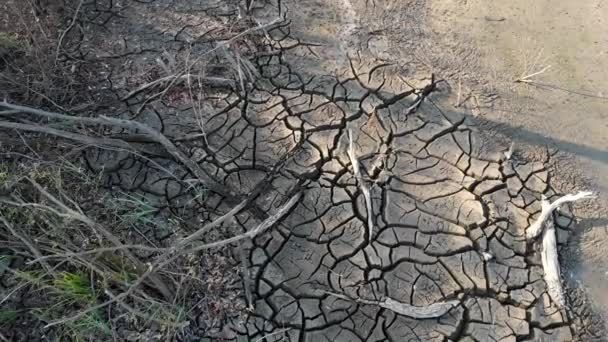 Изменение климата и экология. Расколотая земля. Засуха и сухое озеро. — стоковое видео