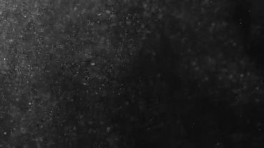 Havada toz var. Virüsler ve bakteriler siyah arka planda uzayda uçarlar. Havayı küçük parçacıklarla kirletir. Ekoloji ve sağlık. Kar taneleri düşer ve uçar.