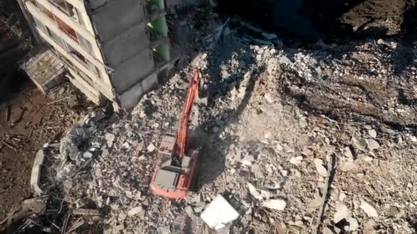 Trator Escavadeira Cava Ruínas Concreto Uma Casa Desmoronada Com Balde — Vídeo de Stock