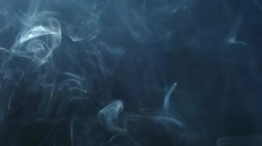 Siyah arka planda kalın duman. Gri sis. Duman ve ateş.