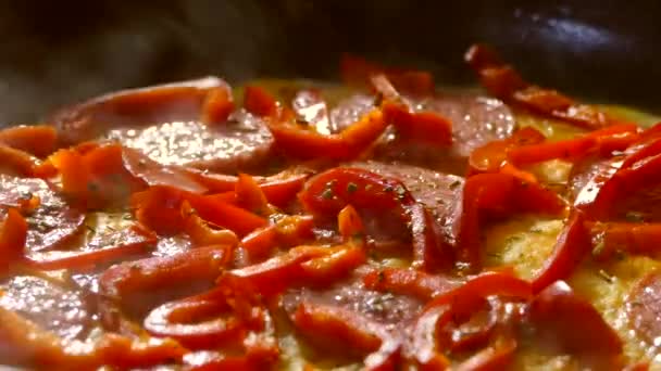 Cook pizza with pepper and cheese in a pan. Steam from cooked food. Fast breakfast. Street food fast. — Stok video