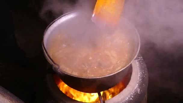 Guláš Připravuje Kořením Masem Pára Horkého Talíře Kuchyně Kotli Zamíchejte — Stock video
