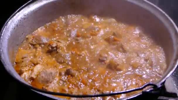 Γκούλας Παρασκευάζεται Καρυκεύματα Και Κρέας Ατμός Από Ένα Ζεστό Πιάτο — Αρχείο Βίντεο