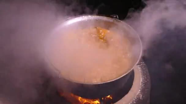 Gulasz Przygotowywany Jest Przyprawami Mięsem Para Gorącego Naczynia Kuchnia Kotle — Wideo stockowe