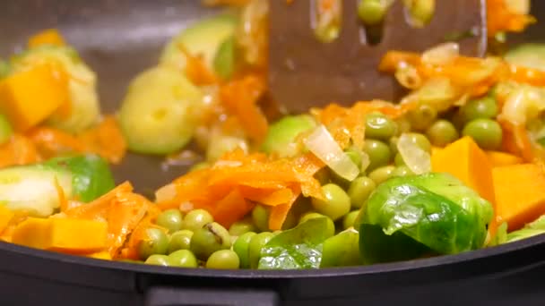 Estofado Verduras Cocido Una Sartén Brotes Bruselas Zanahorias Espárragos Guisantes — Vídeo de stock