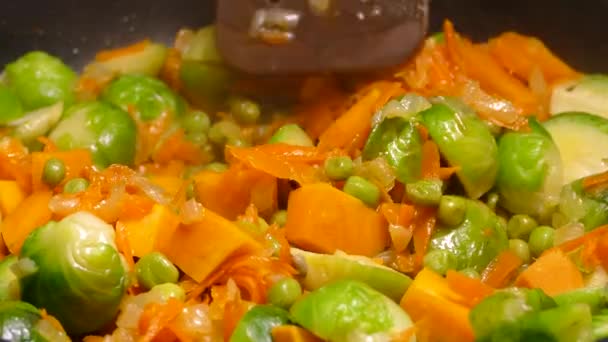Estofado Verduras Cocido Una Sartén Brotes Bruselas Zanahorias Espárragos Guisantes — Vídeos de Stock