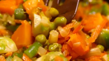 Tavada pişirilmiş sebze güveci. Brüksel lahanası, havuç, kuşkonmaz ve bezelye.