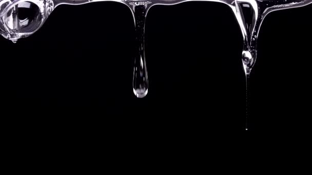 Gotas Líquido Fluyen Desde Superficie Gel Sobre Fondo Negro Sustancia — Vídeo de stock